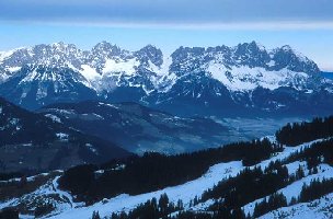 Blick von der Bergstation Silberstube zum wilden Kaiser (auch im Bild Abfahrt Maierl 3)