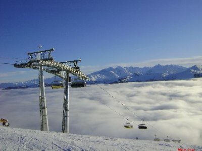Der Schönleiten 6er kommt aus dem Nebelmeer hervor