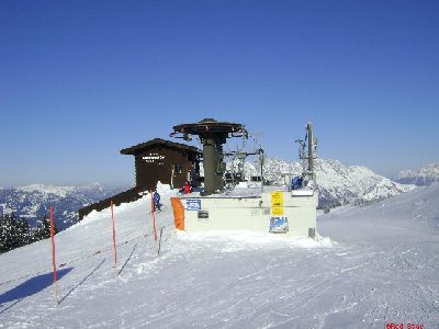 Bergstation- Komisch: Die Bahn hat die alten Sessel und die neuen Stützen