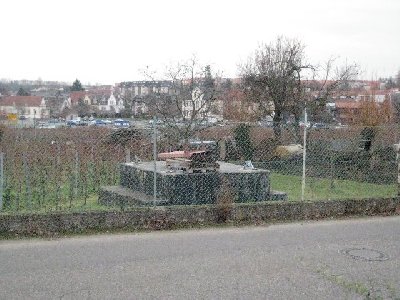 Betonklotz mitten im Weinberg