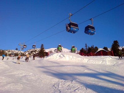 2 Kanonen oberhalb der 1. Der Schnee wurde gut auf den oberen Teil der Piste verteilt.