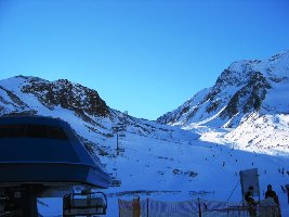 Hier sieht man die Buckelpiste 10. Es ist übrigens 12.00 Uhr mittags. Am brauchbarsten wars noch in direkter Pistenmitte. In diesem Bereich natürlich viele Stürze...