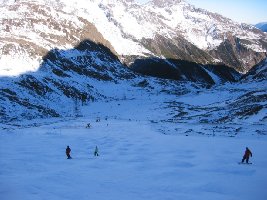 Hier sieht man die momentan nicht sehr erquickliche Abfahrt. Trotz eifriger Beschneiung abgeweht, eisig und einige Steine, aber viel besser als die unteren 2/3 der 10