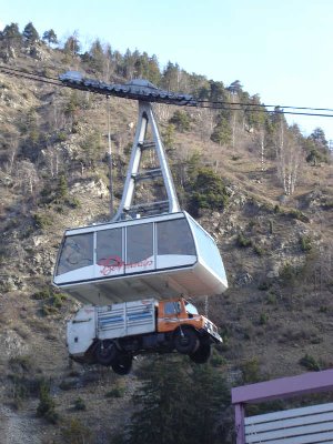 Kabine der Bettmeralpbahn mit Unterbodenlast