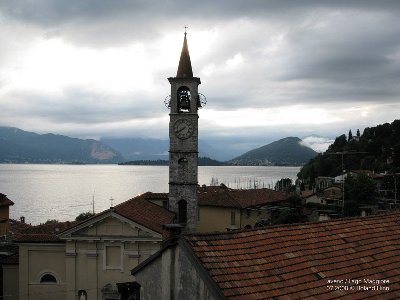 Der Kirchturm von Laveno und der Lago Maggiore