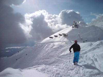 man beachte die Schneewand unter den Zäunen