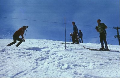 Links der Schreiber in der Naehe der Bergstation des Portalstuetzenschleppers, Umlenkmast des Pomalifts rechts.