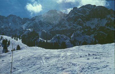 Oberer Teil der Hauptpiste mit dem legendaeren Buckelsteilhang am linken Bildrand