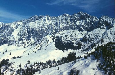 Unter dem Scheffauer westlich der Pisten der Kessel mit den Almen rund um die Kaindlhuette;