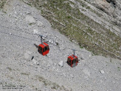 Gondeln über der Geröllhalde