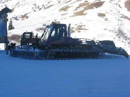 Pistenraupen bei der Talstation der Rotschrofenbahn