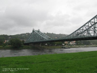 Die Elbe-Brücke bei der Talstation der Schwebebahn, das "blaue Wunder".