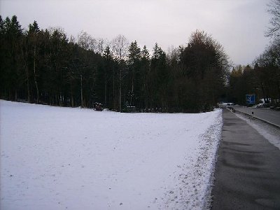 Strasse von Achenmühle Ri Westen. Links davon der Lift.