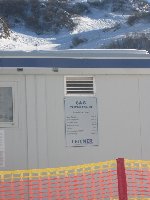 Stationsschild mit DAten der BAHN