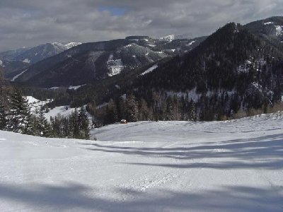 Abfahrt vom Gaiberg zur Seebergalm, links im Hintergrund die Mariazeller Straße