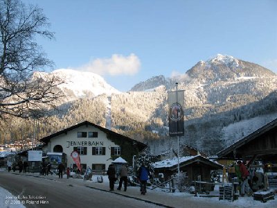 Die nette, Efeu bewachsene Talstation