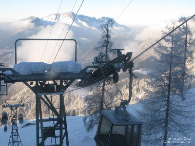 Klemme und Niederhalter im Detail