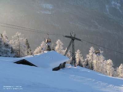 Verschneite Hütte an der 2. Sektion