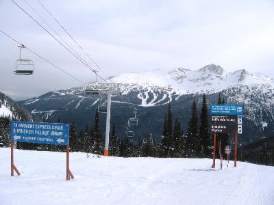 4-KSB Symphony Express. Hinten der Blackcomb Mtn mit dem 7th Heaven Bereich und seinen markanten Schneisen