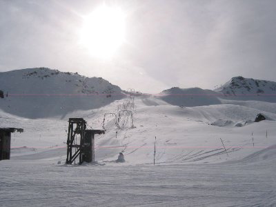 Die T-Bars sind wohl so gut wie immer außer Betrieb. Scheinen aus der Ur-Erschließungsphase hier zu stammen