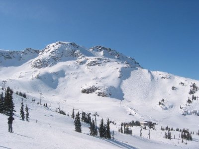 Whistler Mtn, 2182 m mit der 4-KSB The Peak. Nur das oberste Viertel dieses gewaltigen Skiberges