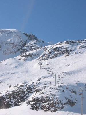 Trasse 4-KSB The Peak. 405 Hm auf 1000 m Strecke. Die spektakulärste Sesselbahntrasse die ich kenne. V.a. oben direkt sehr nahe an steilen Felsen vorbei