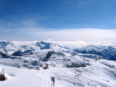 Sehr alpine und weite Landschaft hier oben. Man sieht den Ziehweg in Richtung "The Saddle" und Symphony Bowl