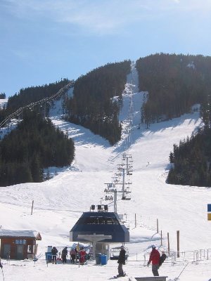 4-KSB Garbanzo Express Trasse. Doppelt die 2. Sektion der 10-EUB Village Gondola (links).