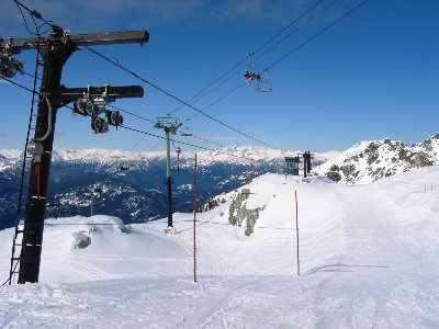 Einstieg und Umlenkstation des SLtes Horstman. Man beachte die hohe Trassierung des 4-KSB Glacier Express à la Ex-Vanoise in Tignes in ähnlichem Gletscherrandgelände