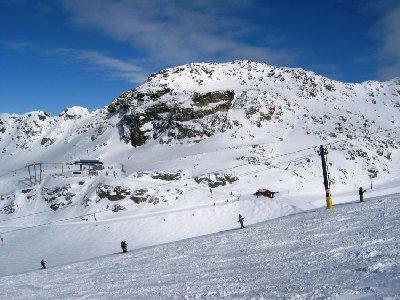 Für die Lagerelationen: 4-KSB Glacier Express Bergstation und SL Snowcase Talstation