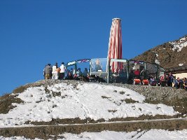 Ischgl live!!!
<br />Oben ohne auf der Theke=))