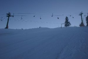 Letztes Foto bevor ich in den Nebel eintauchte: frisch gewalzte (und offiziell noch geschlossene) Piste am SCHL Habakuk. Hier war es schon unter Null, etwa 100 HM weiter unten habe ich auf einer Kanone sogar -7,1 gesehen.