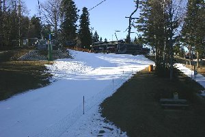 Bergstation, 1040 m: kein Winter weit und breit, +5 Grad kurz nach Mittag und +2 um 15 Uhr.