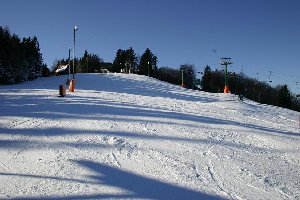 Vergleicht mal die Schneelage am DSB Sleme: hier Talstation, etwa 880 m (gerade am oberen Rand der Inversion, nachts kann man hier gerade noch beschneien) ...