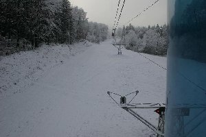 Auffahrt mit der 4ZUB und ein Teil der Familienabfahrt - nein, hier wurde noch nichts beschneit, der 'Schnee' fiel aus dem Nebel!
