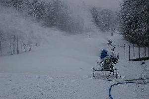 2 Kanonen beschneien die letzten 200 m der Familienabfahrt, wo ein kleiner Seillift (gratis) für die Kleinsten steht. Bei -2,5 Grad allerdings sehr nasser Kunstschnee ...