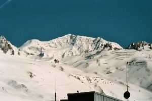 Dome de la Sache (3604 m) ganz oben, davor, richtig klein wirkend das Massif Palafour mit den beiden parallelen 3SBs. Man sieht auch, dass der Neuschnee schon apere Flächen nochmals überzuckert hat.