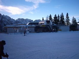 Talstation neuer 4 Sessel in Folgarida am frühen morgen.