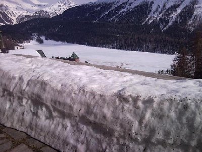 Der Schnee auf unserer Terrasse bei Ankunft, dieses Bild ist allerdings schon 3 Wochen alt.(Aber man vergesse nie dass dieser Schnee auf einem Südhang liegt!