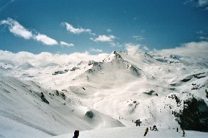 Col de Fresse mit der 6KSB Fresse (von rechts) und der 4KSB Borsat (von links). In der Mitte ein super Variantenhang, den man mit 5min Fußmarsch von der Bgst der 4KSB aus erreicht.