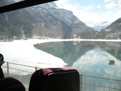 Der See in Alleghe ist schon ein bisschen angetaut