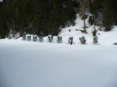 Auch sind die Schneekanonen im März schon zusammengeräumt.