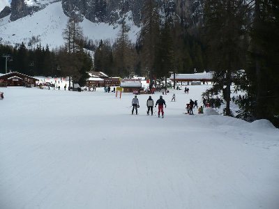 Mit der Gondel kommt man auf einem kleinen Plateau an, von dem mehrere Lifte weiterführen.