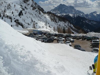 Der Bus manöviert sich mühsam auf den Parkplatz.
