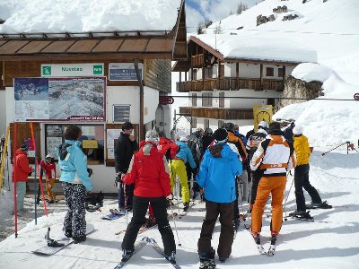 Schlange stehen, wenn der Bus die Menge abgeliefert hat