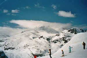 Grande Motte von der Tovière gesehen. Im Vordergrund ein Beleg für die jüngsten Ausbauten an der Beschneiungsanlage.