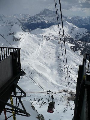Die Gondel hängt nur per Seil am Fahrwerk