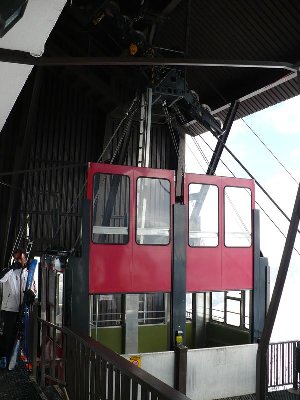Die Türen werden auf der vollen Breite nach oben gefahren, sehr lustig beim Einsteigen.  Obwohl nichts los war, war die Gondel voll.
