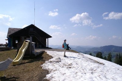 Beim Spielplatz war die Bergstation, dahinter steht das Restaurant