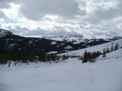Am Ende der Abfahrt kommt die Sella-Gruppe wieder in Sicht